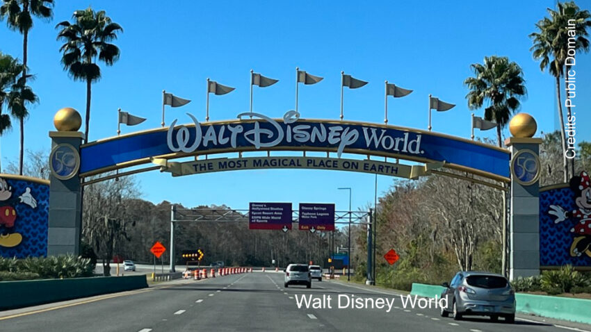 Portail Disneyworld à l'arrivée à Orlando au-dessus de la voie rapide (janvier 2022).